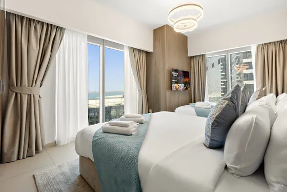 Spectacular Views & Luxury Living: Pool & Gym