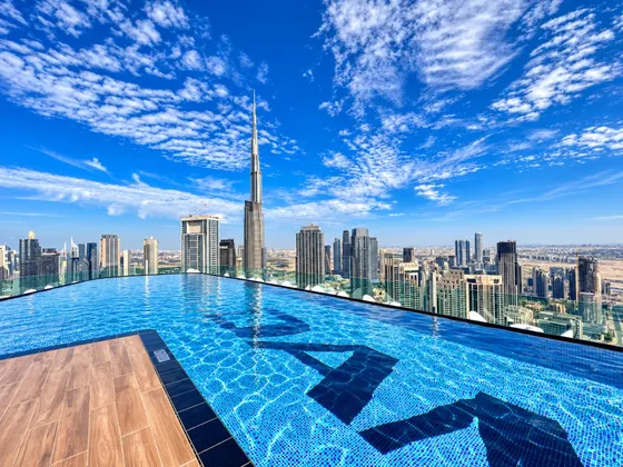 Sky-High Luxury – Infinity Pool w/ Burj View