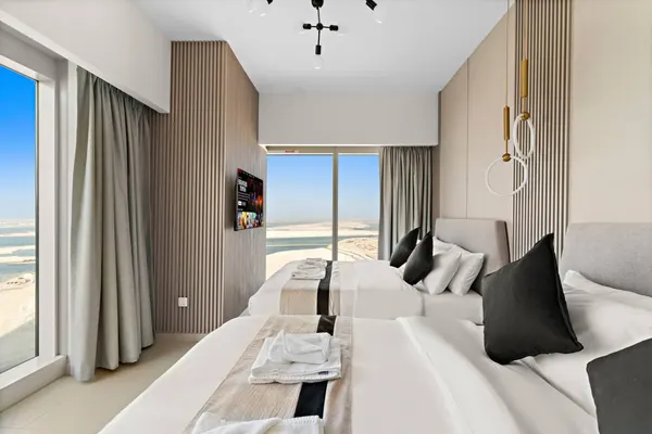 Experience Grandeur: Amazing Views, Pool & Gym