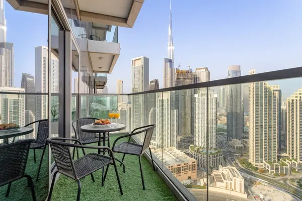 Sought-After Location: Infinity Pool w/ Burj View