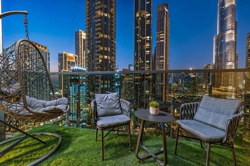 Full Burj Khalifa and Dubai Fountain Views