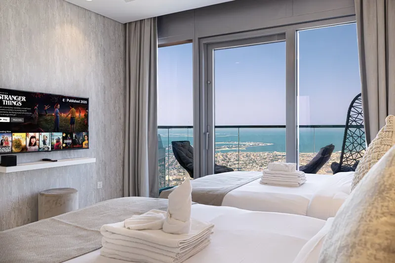 Highest floor - Corner Unit - Infinity Pool
