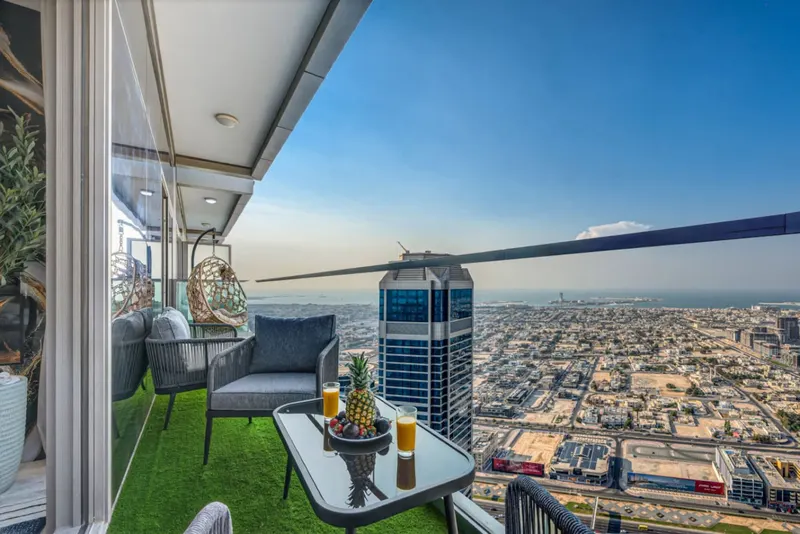 180° 64, floor Infinity Pool - Massive Bedrooms