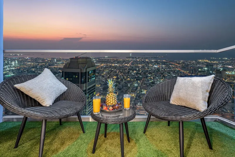 180° 64, floor Infinity Pool - Massive Bedrooms