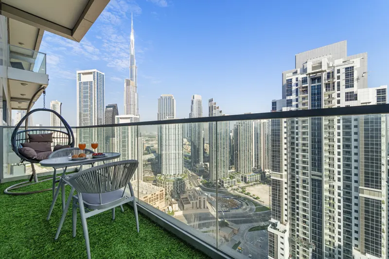 Dubai Scenic Infinity Pool w/ Burj Khalifa Views