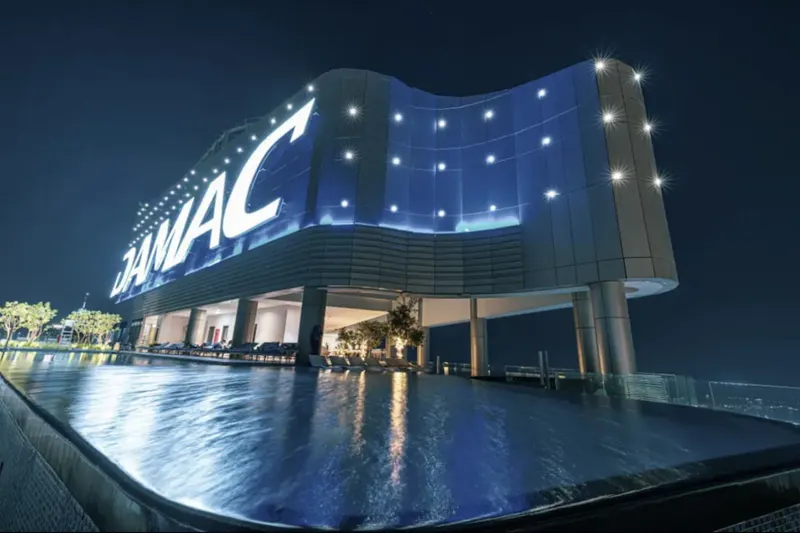 Stunning 2BR w/ Seaview- Infinity Pool & Burj View