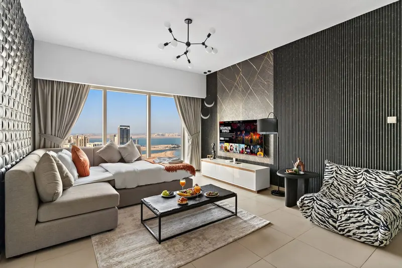 Experience Grandeur: Amazing Views, Pool & Gym