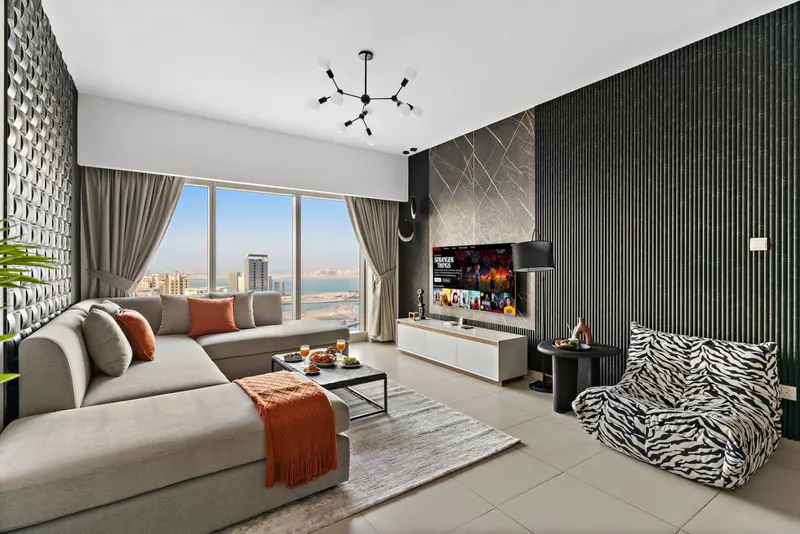 Experience Grandeur: Amazing Views, Pool & Gym