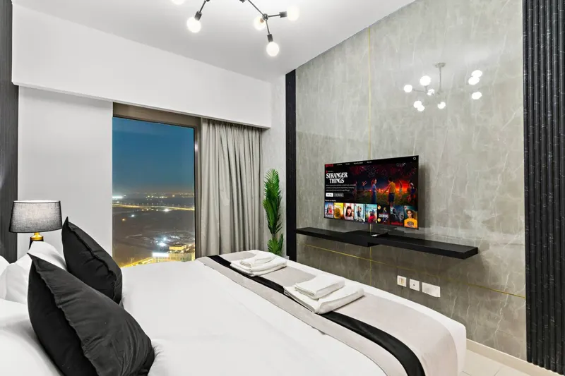 Experience Grandeur: Amazing Views, Pool & Gym