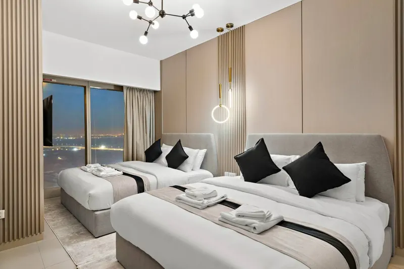 Experience Grandeur: Amazing Views, Pool & Gym