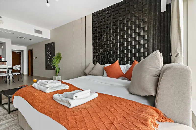 Experience Grandeur: Amazing Views, Pool & Gym