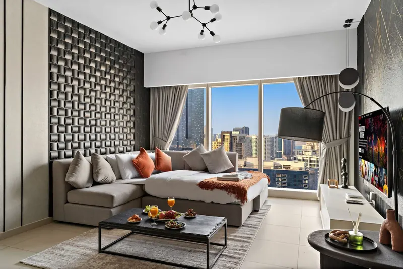 Experience Grandeur: Amazing Views, Pool & Gym