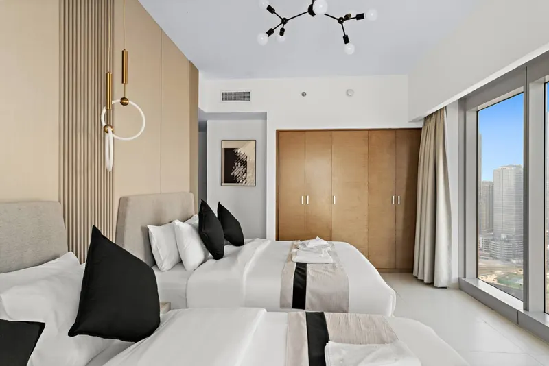 Experience Grandeur: Amazing Views, Pool & Gym