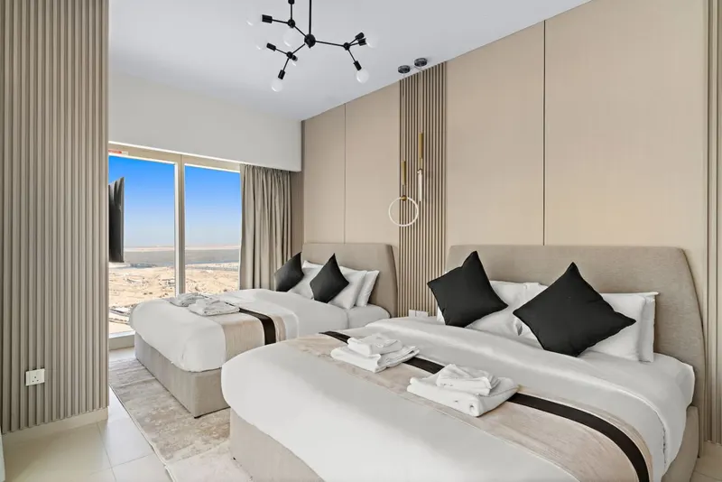 Experience Grandeur: Amazing Views, Pool & Gym