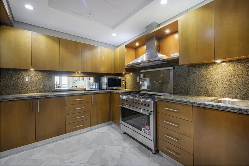 Marina Heights - Spectacular Sea Views, Pool & Gym