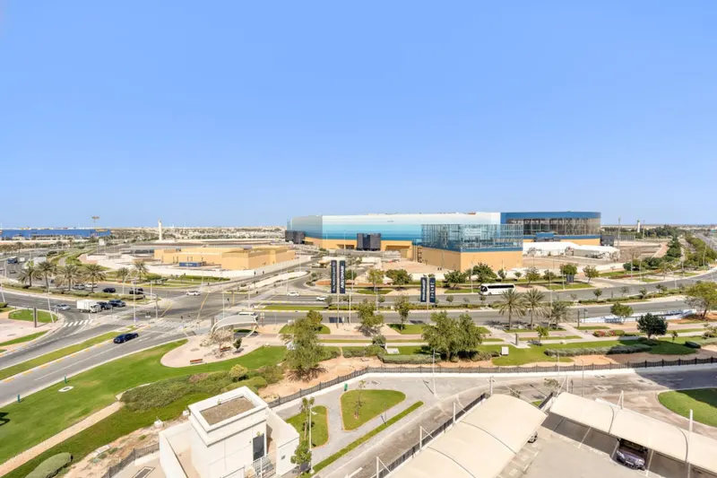 Light & Breezy Apt: Near Ferrari World & Yas Mall