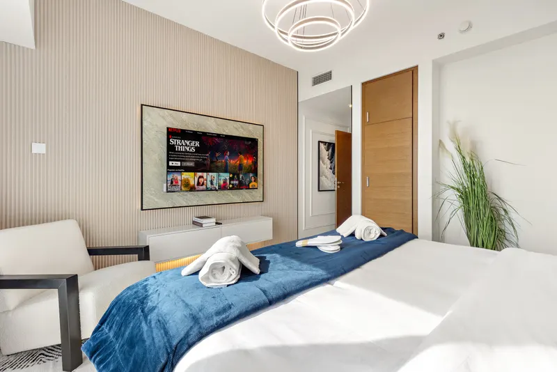 Polished Haven in Gate Tower: Pool & Gym Access