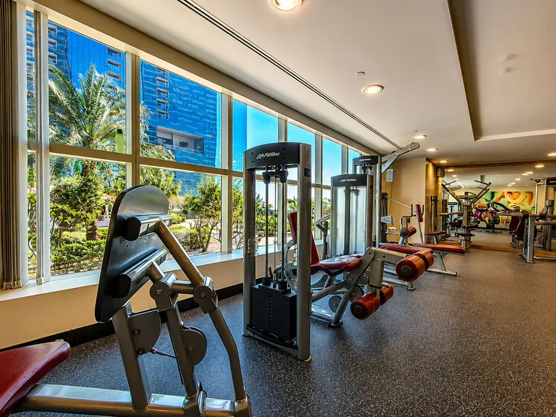 Polished Haven in Gate Tower: Pool & Gym Access
