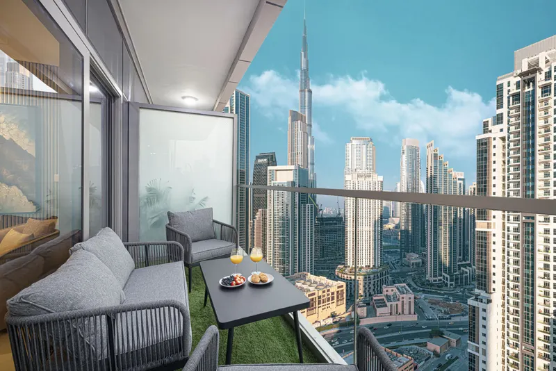 Downtown Dubai Oasis: Infinity Pool & Burj Views