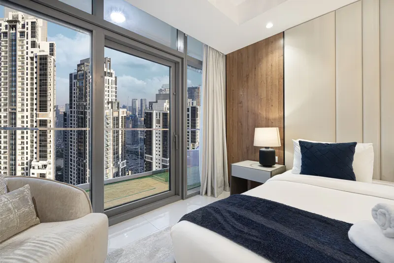 Downtown Dubai Oasis: Infinity Pool & Burj Views