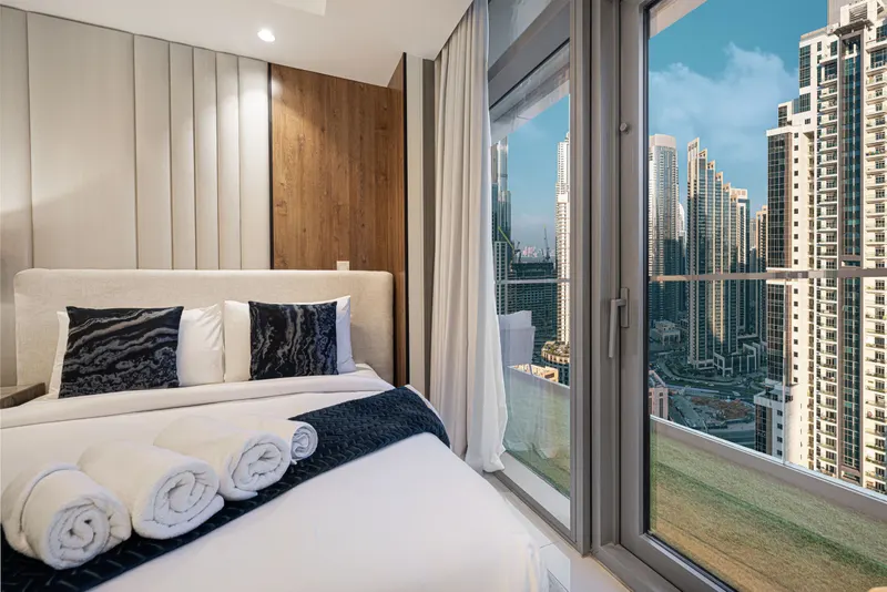 Downtown Dubai Oasis: Infinity Pool & Burj Views