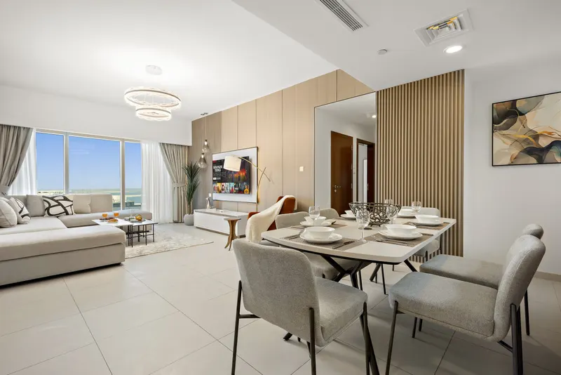 Spectacular Views & Luxury Living: Pool & Gym