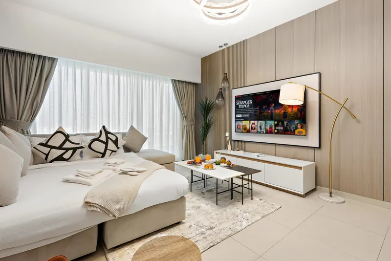 Spectacular Views & Luxury Living: Pool & Gym