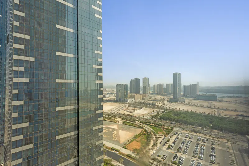 Spectacular Views & Luxury Living: Pool & Gym