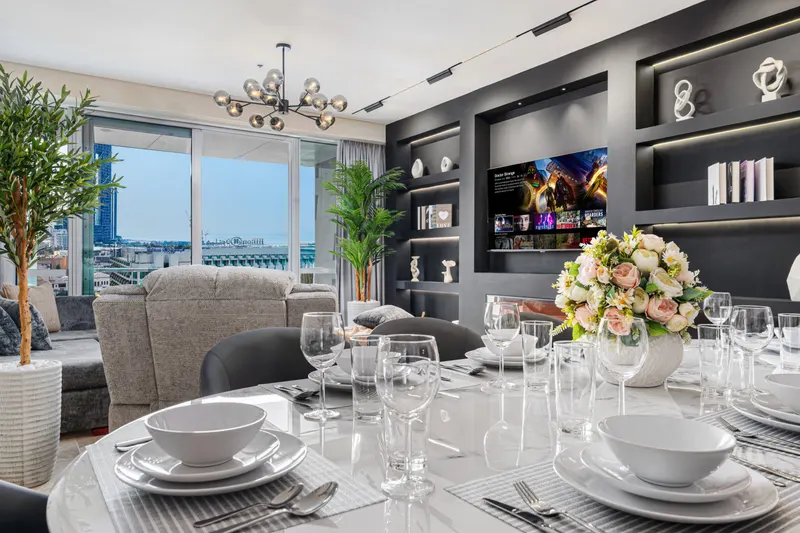 JBR Premium Oasis: Stunning Sea View, Pool & Gym