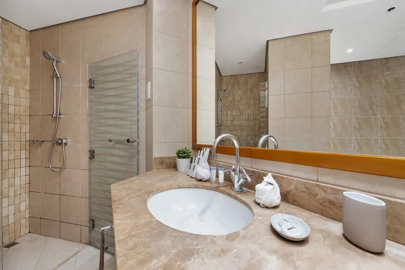 JBR Premium Oasis: Stunning Sea View, Pool & Gym
