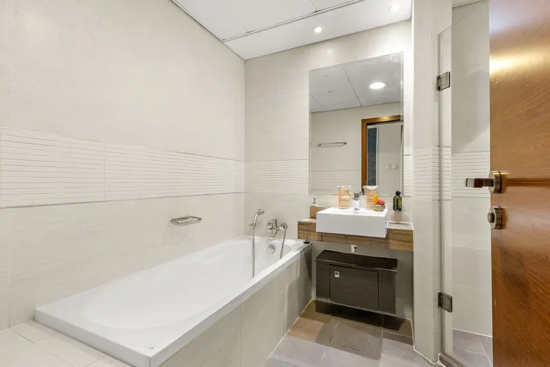 Luxe Living in Gate Tower - Pool & Gym