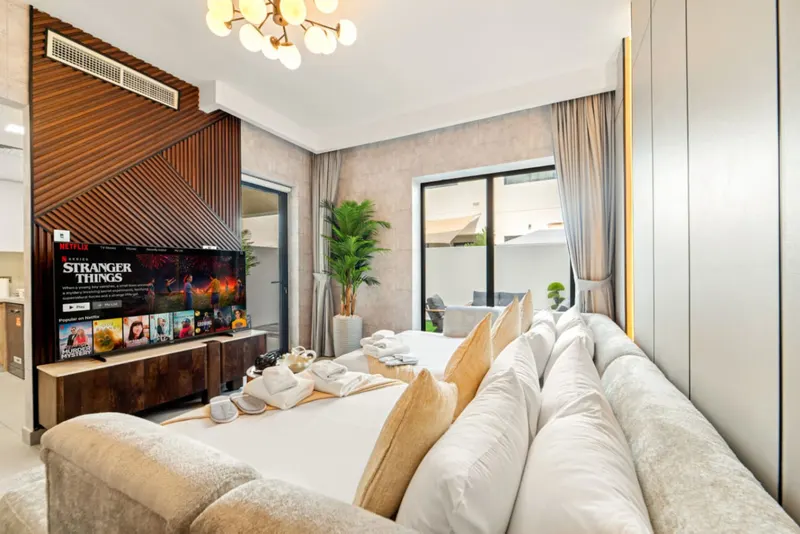 Yas Island Villa: SeaWorld & Ferrari