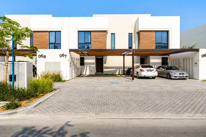 Yas Island Villa: SeaWorld & Ferrari
